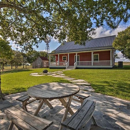 Peaceful Schulenburg Farmhouse With Fire Pit And Grill エクステリア 写真