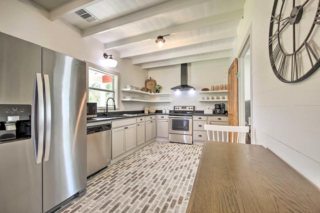 Peaceful Schulenburg Farmhouse With Fire Pit And Grill エクステリア 写真