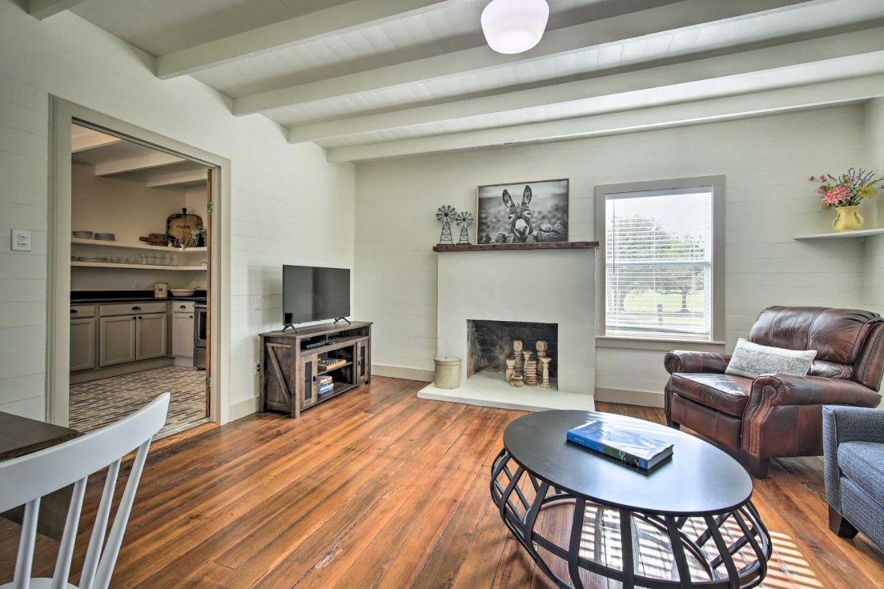 Peaceful Schulenburg Farmhouse With Fire Pit And Grill エクステリア 写真