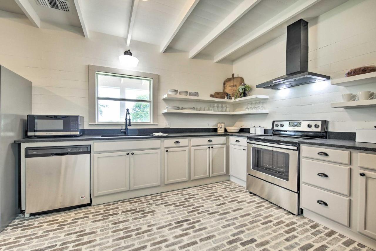 Peaceful Schulenburg Farmhouse With Fire Pit And Grill エクステリア 写真