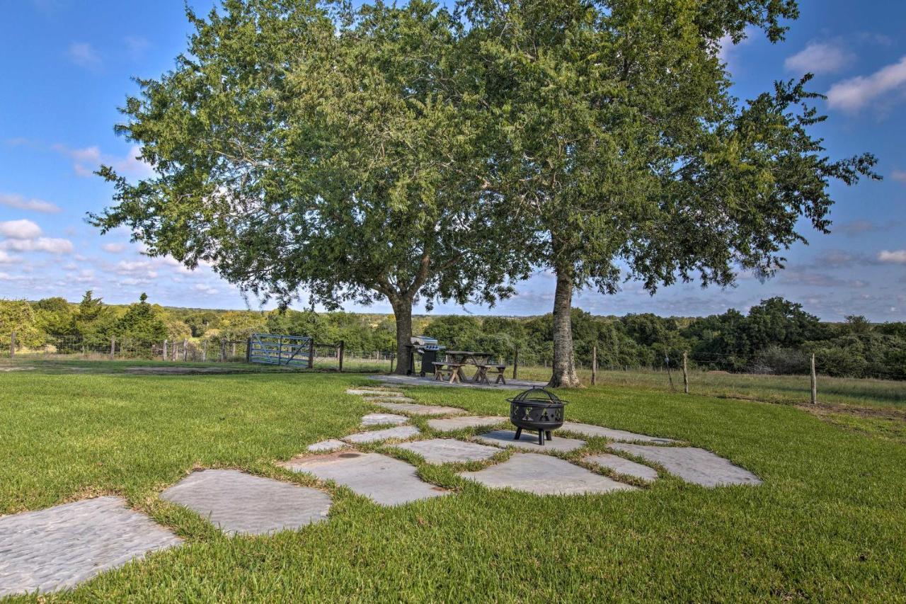 Peaceful Schulenburg Farmhouse With Fire Pit And Grill エクステリア 写真