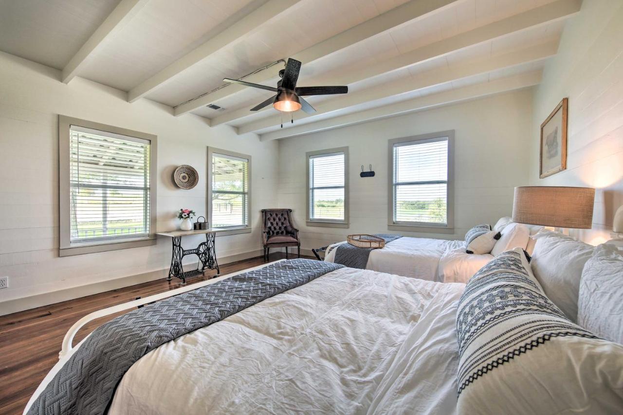 Peaceful Schulenburg Farmhouse With Fire Pit And Grill エクステリア 写真